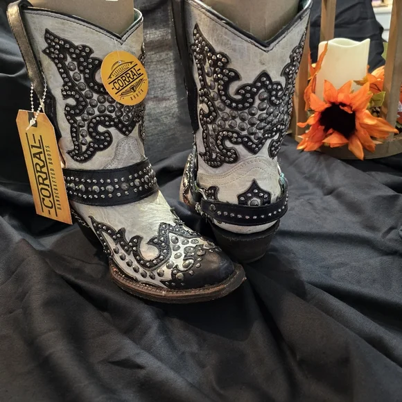 Corral Booties - Picture 2 of 4